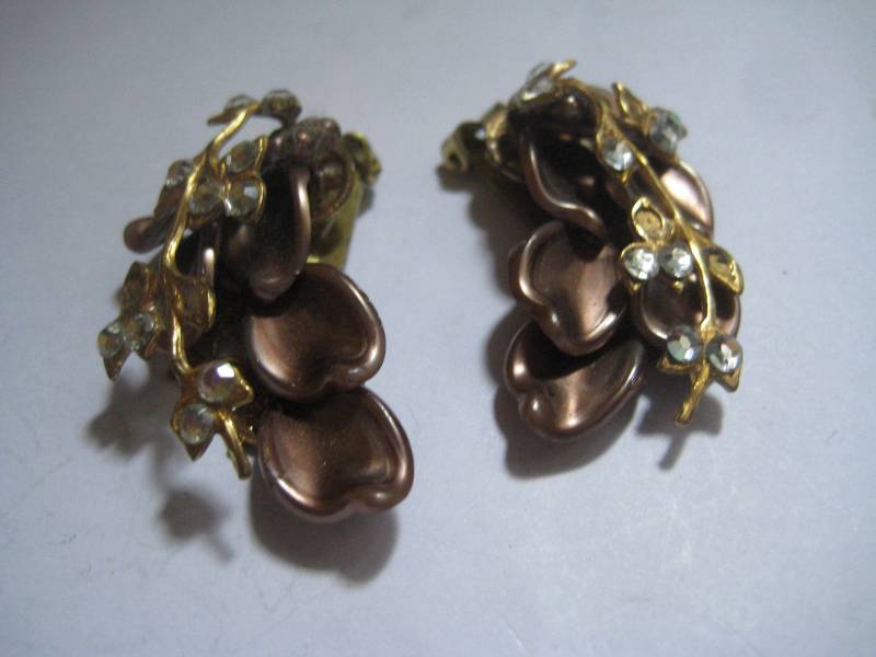 Vintage Miriam Haskell Style Clip On Ohrringe Mit Plastikteln Und Rhinestone Accent von MartysGems