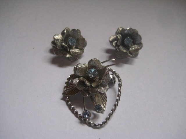 Vintage Rosen Brosche Und Ohrclips Silberfarbene Strasssteine Vintage Rosen Brosche Und Ohrclips Silberfarbene Strasssteine von MartysGems