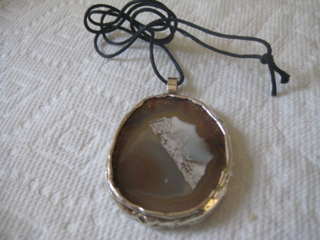 Weißer Und Brauner Quarz-Geode-Scheibe Auf Schwarzem Kabel von MartysGems