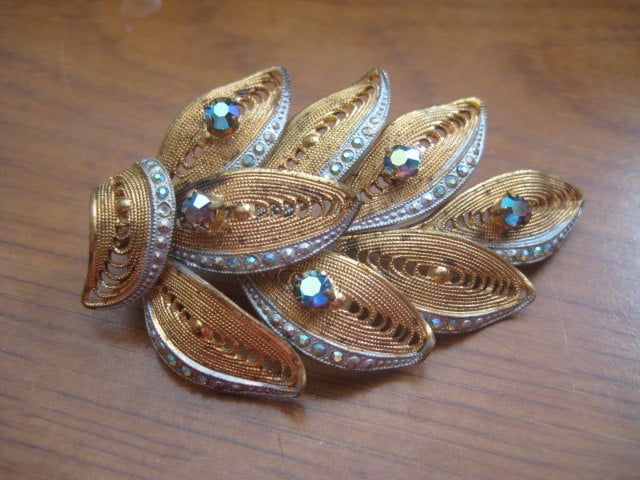 Westdeutschland Filigrane Blatt Pin Mit Strasssteinen in Goldton Und Silvertone von MartysGems