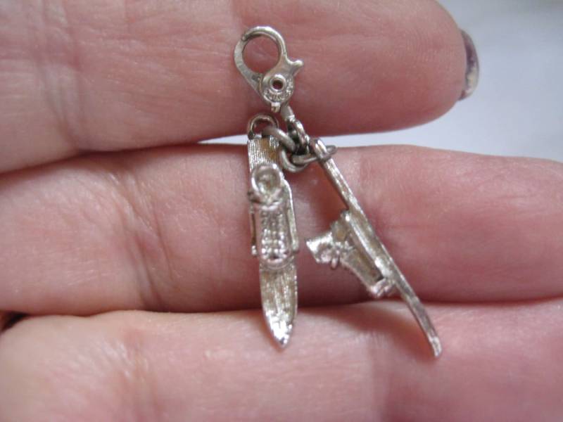 sterling Vintage Skier Und Schuhe Charm Mit Verschluss Setzen Auf Ihrer Ski-Jacke von MartysGems