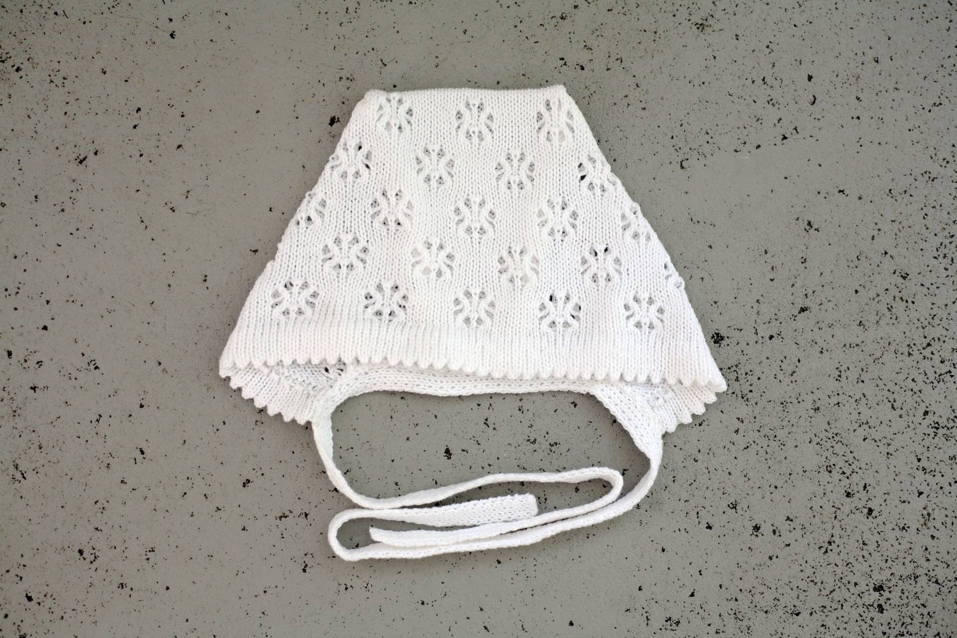 Gestrickte Baby Taufmütze Aus Merinowolle Oder Baumwolle, Vintage Style Gestrickte Baby Taufmütze Aus Merinowolle Oder Baumwolle, Vintage Style von Marumakids