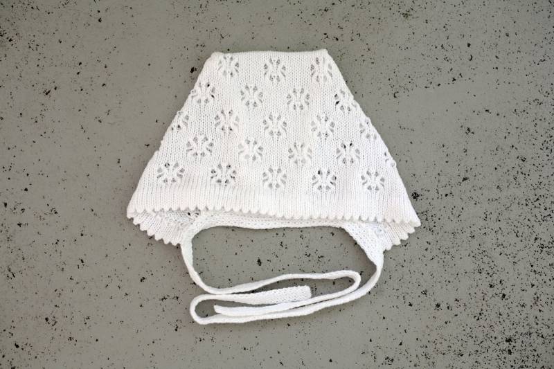 Gestrickte Baby Taufmütze Aus Merinowolle Oder Baumwolle, Vintage Style Gestrickte Baby Taufmütze Aus Merinowolle Oder Baumwolle, Vintage Style von Marumakids