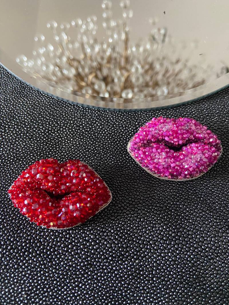 Brosche „Mund Deluxe Plastisch" Perlen , Rot Oder Pink Handgefertigt von Maruschko