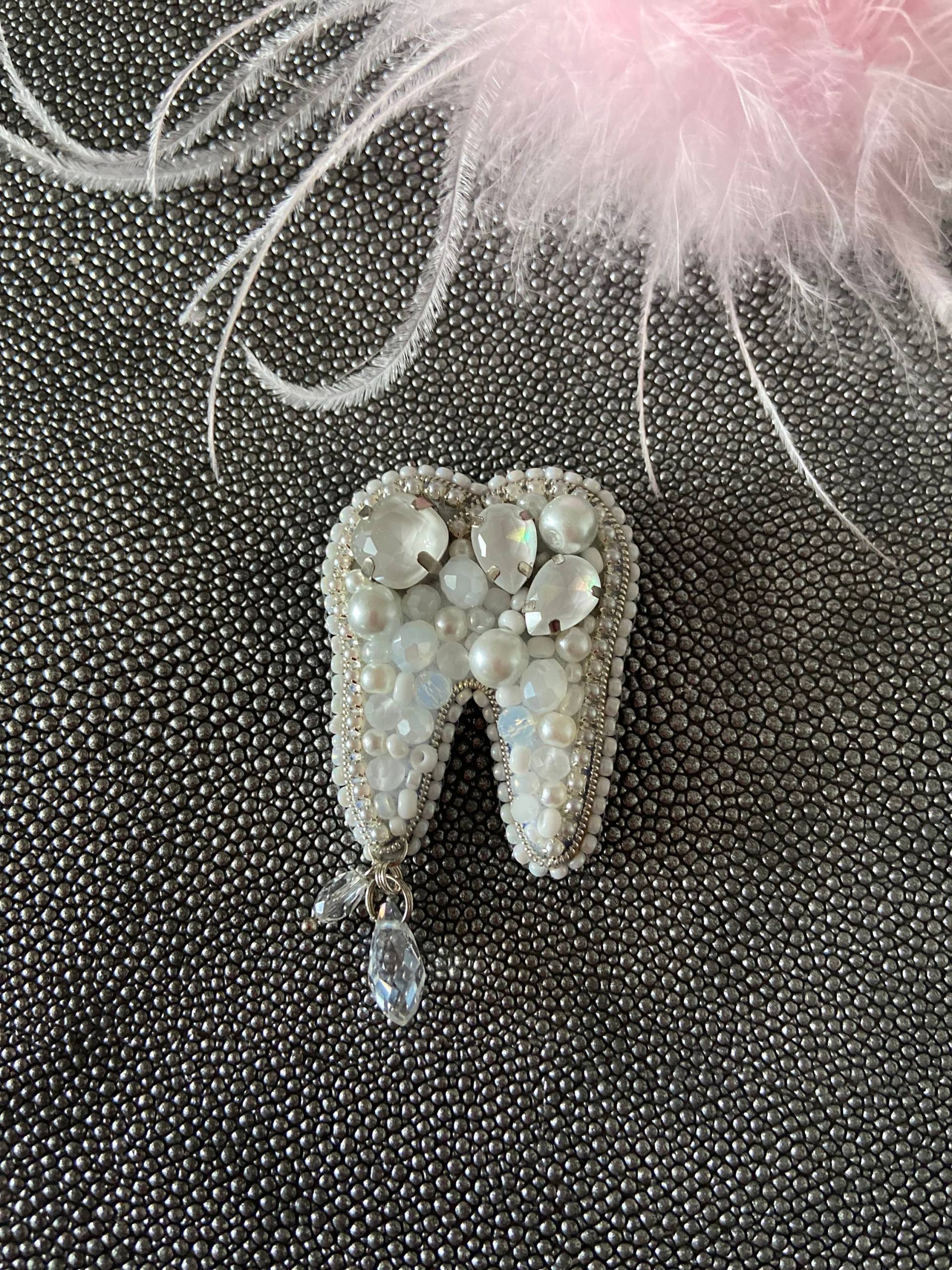 Brosche „Zahn" Aufwändig Mit Perlen Bestickt , Handgefertigt, Rückseite Kunst-Leder von Maruschko