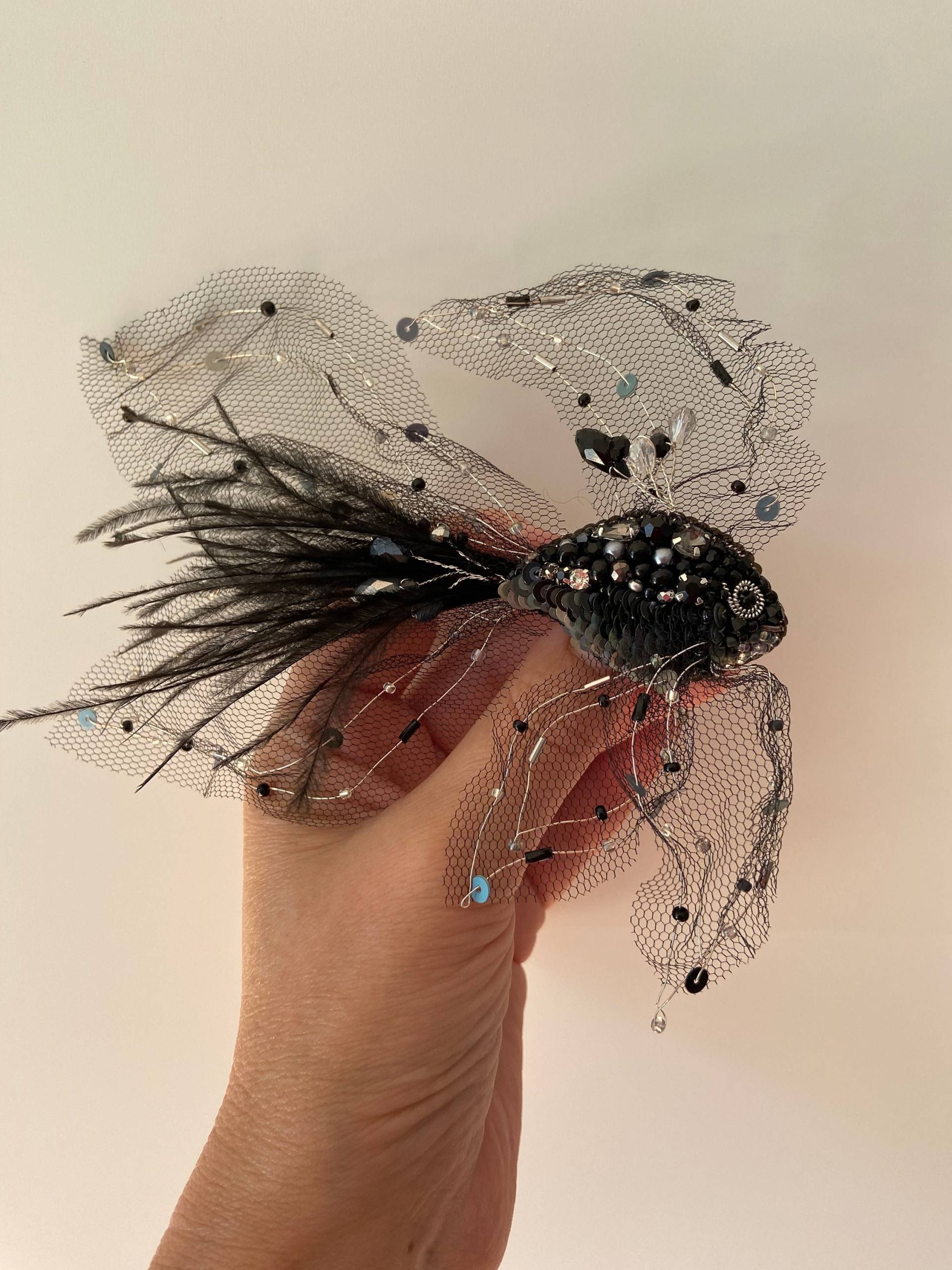 Fisch Brosche „Deluxe Schwarz„Aufwändig Mit Perlen, Pailletten, Tüll Und Federn Gearbeitet , Handgefertigt, Rückseite Veganes Leder von Maruschko