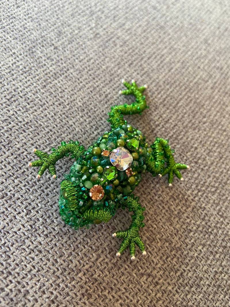 Frosch Brosche Gestickt, Aus Garn, Perlen Und Strass Handgefertigt von Maruschko
