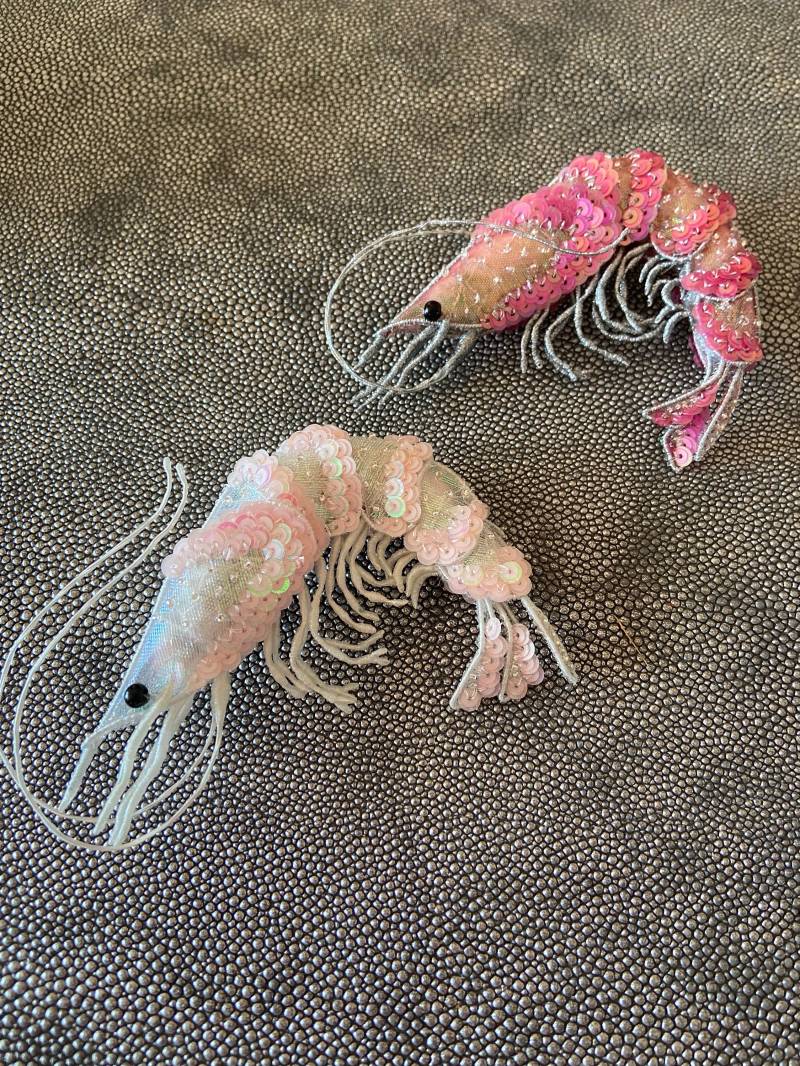 Garnelen Brosche Gestickt, Aus Garn, Perlen Und Pailletten, Handgefertigt, Zwei Verschiedene Farben von Maruschko