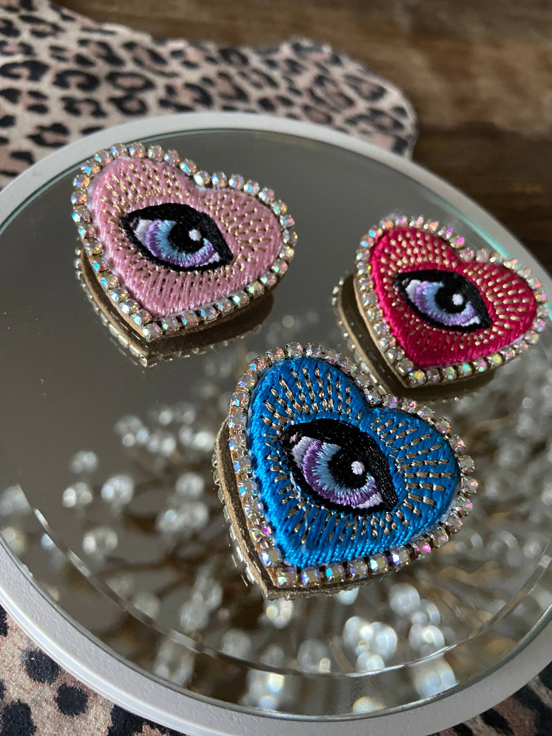 Gestickte Brosche „Herz Klein Mit Auge „ Strass-Rand, Verschiedenen Farben von Maruschko