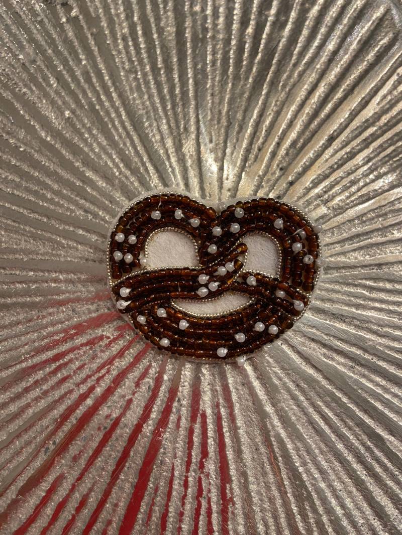 Handgefertigte Brosche "Perlen Breze" von Maruschko