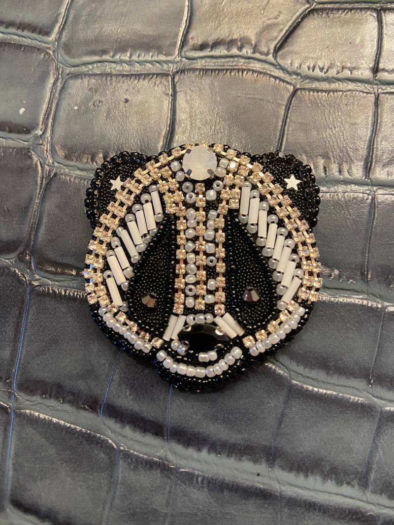 Panda Brosche, Aufwändig Mit Perlen Gearbeitet , Handgefertigt, Rückseite Kunst Leder Anstecknadel von Maruschko