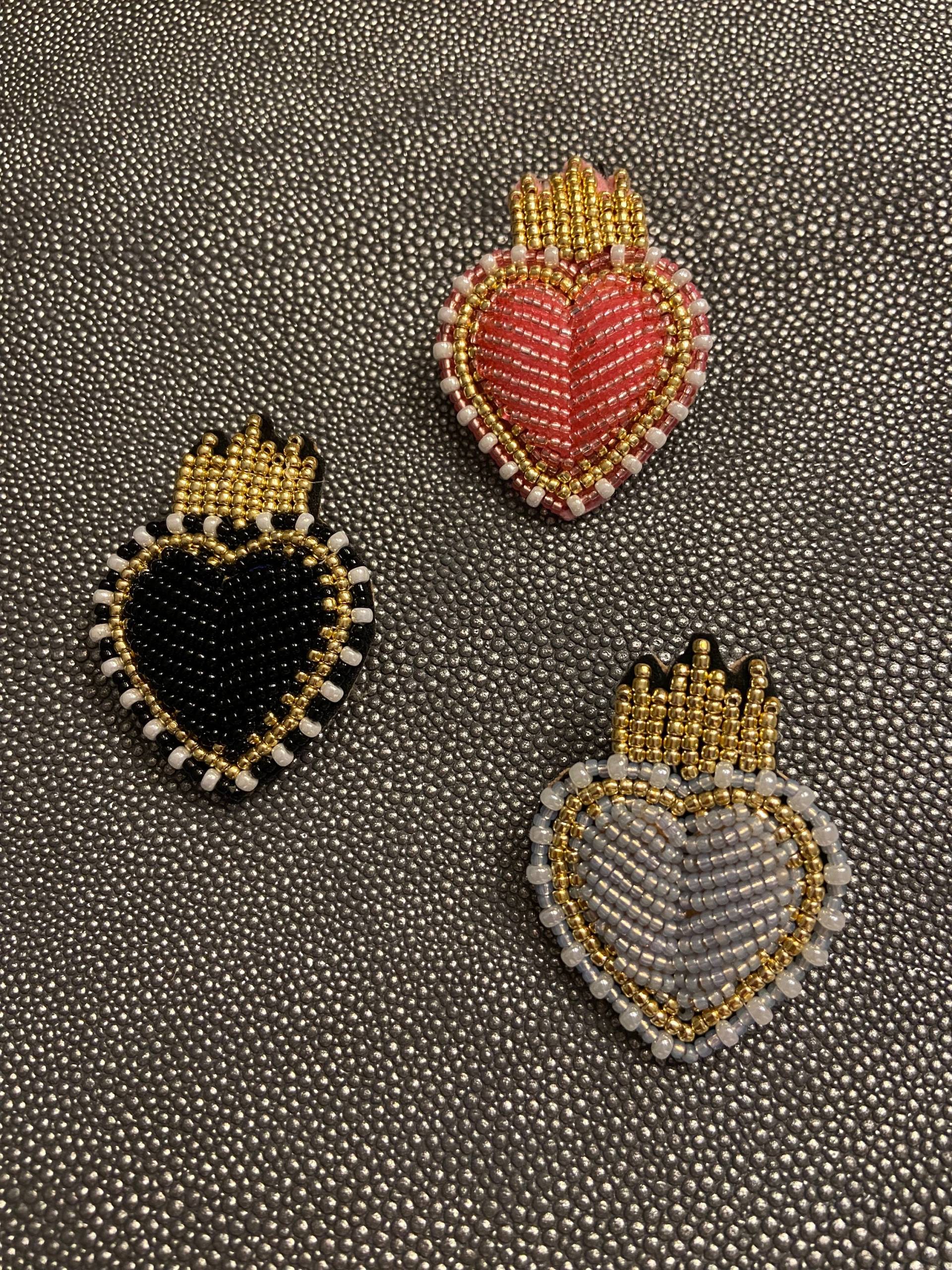 Perlen Brosche „Heiliges Herz " , Drei Verschiedene Farben von Maruschko