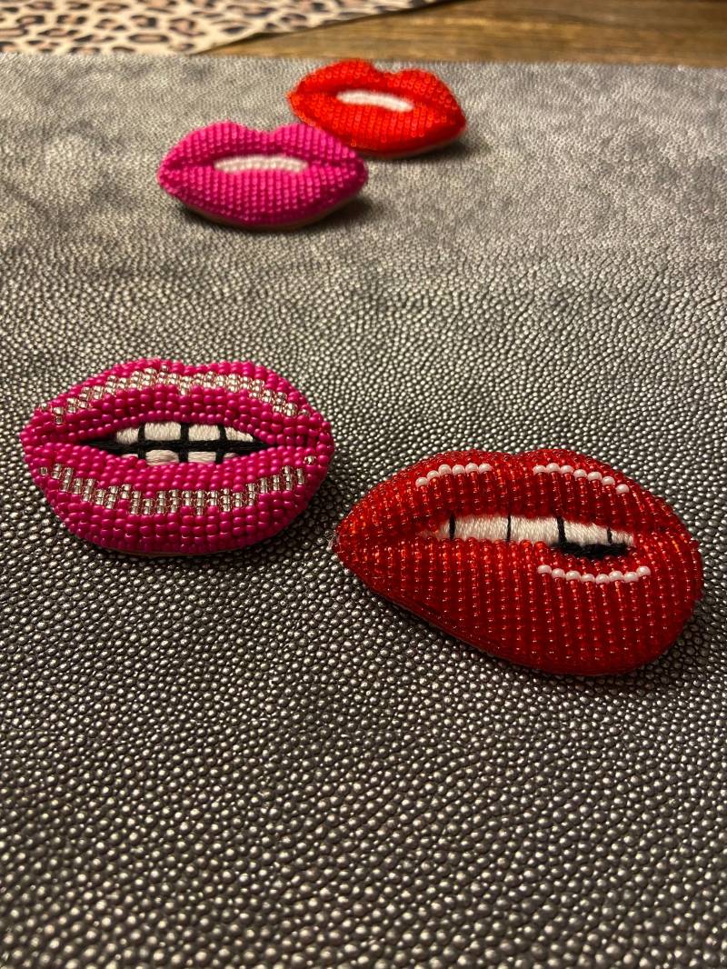 Perlen Brosche „Mund Mit Zähne" Handgefertigt von Maruschko