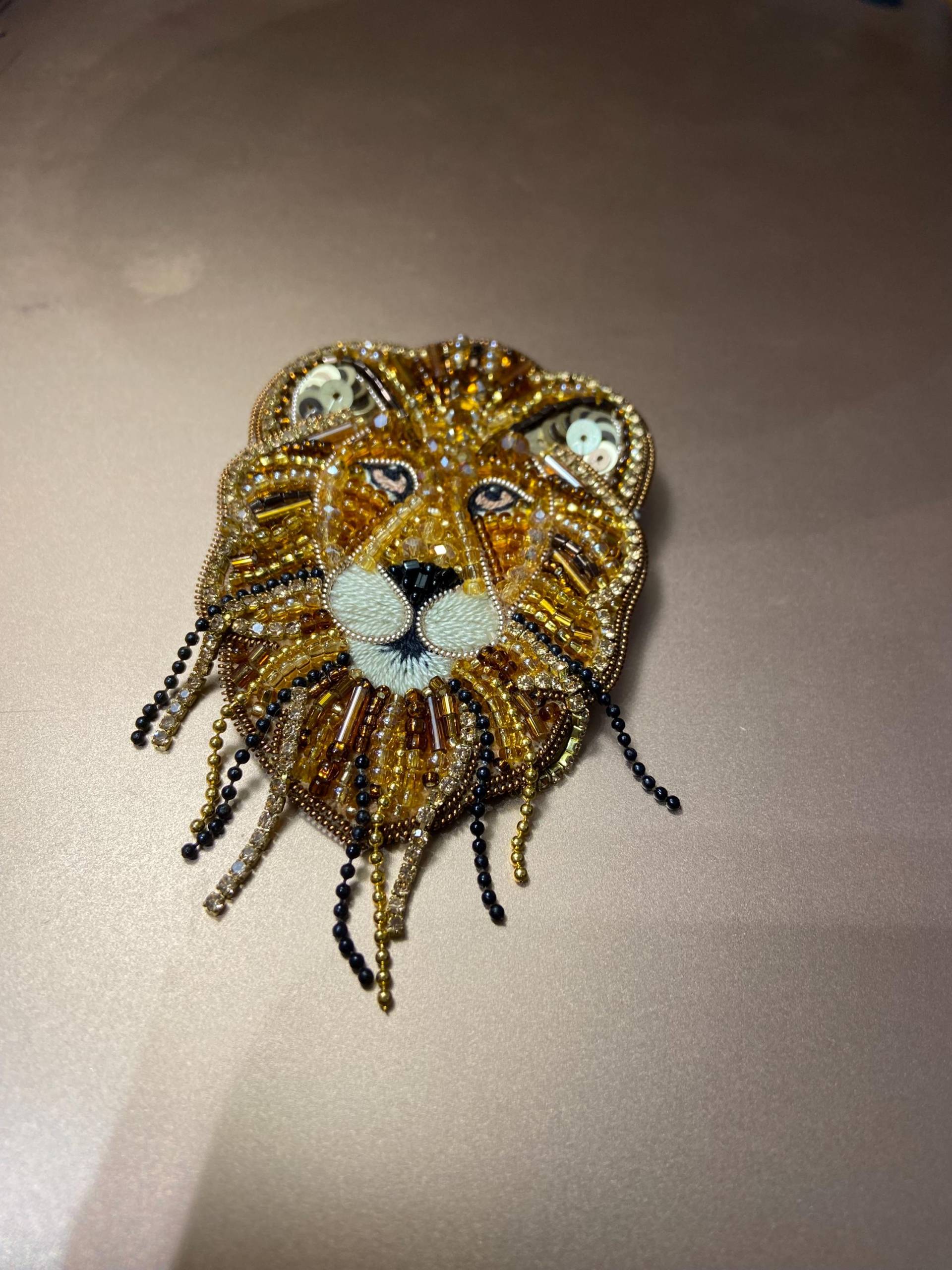 Tiger Brosche „ Deluxe „Aufwändig Mit Perlen Und Pailletten Gefertigt, Rückseite Veganes Leder Anstecknadel von Maruschko