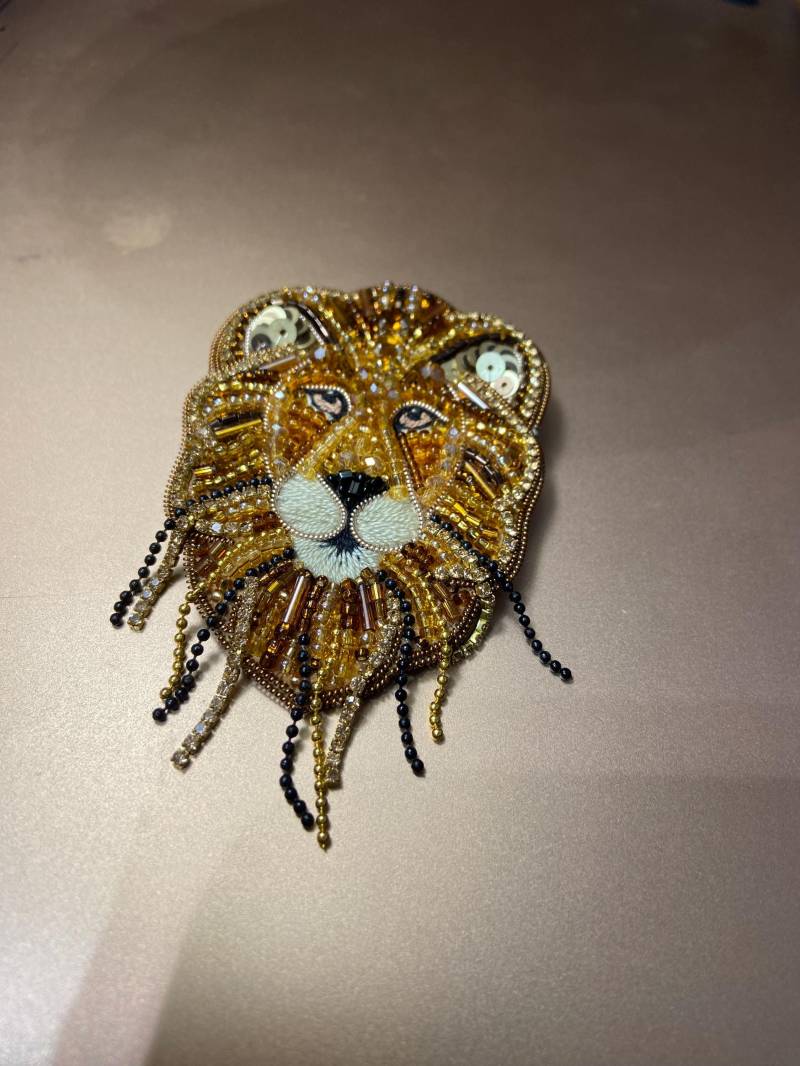 Tiger Brosche „ Deluxe „Aufwändig Mit Perlen Und Pailletten Gefertigt, Rückseite Veganes Leder Anstecknadel von Maruschko