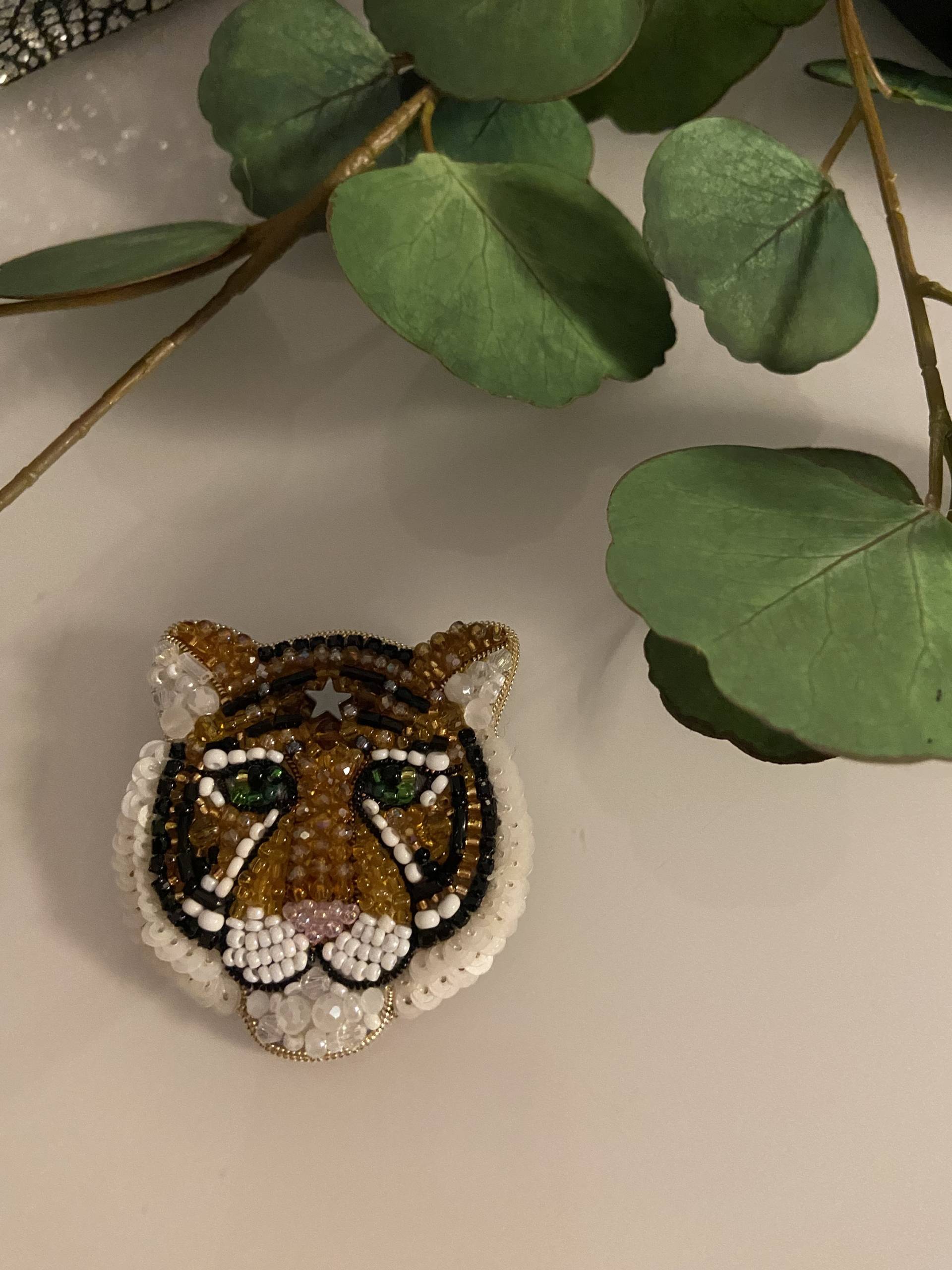 Tiger Brosche „ Deluxe „Aufwändig Mit Perlen Und Pailletten Gefertigt, Rückseite Veganes Leder Anstecknadel von Maruschko