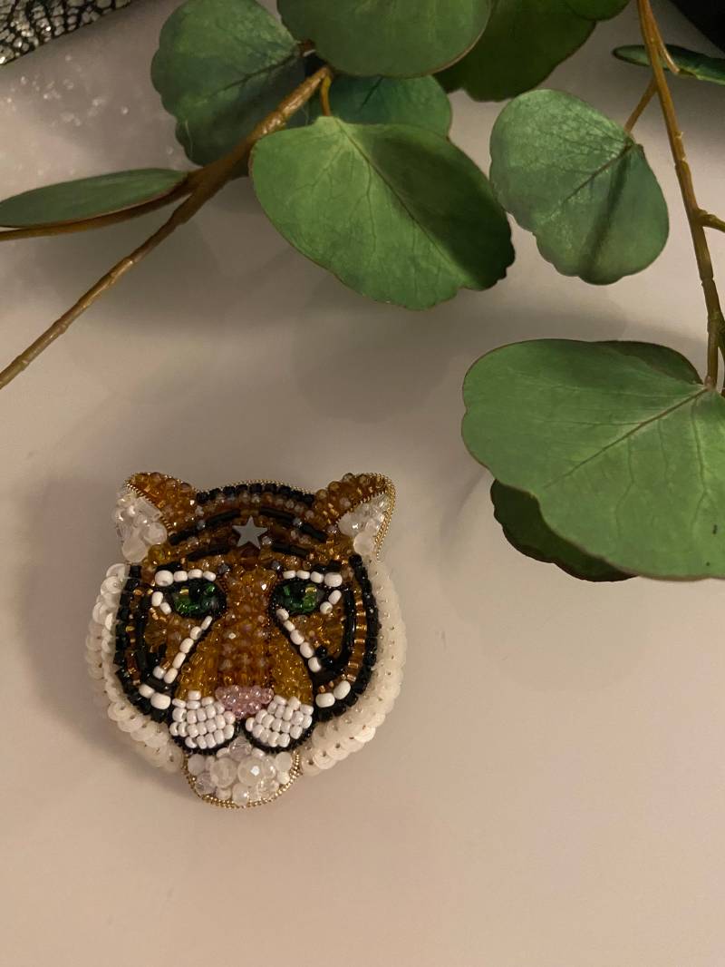 Tiger Brosche „ Deluxe „Aufwändig Mit Perlen Und Pailletten Gefertigt, Rückseite Veganes Leder Anstecknadel von Maruschko