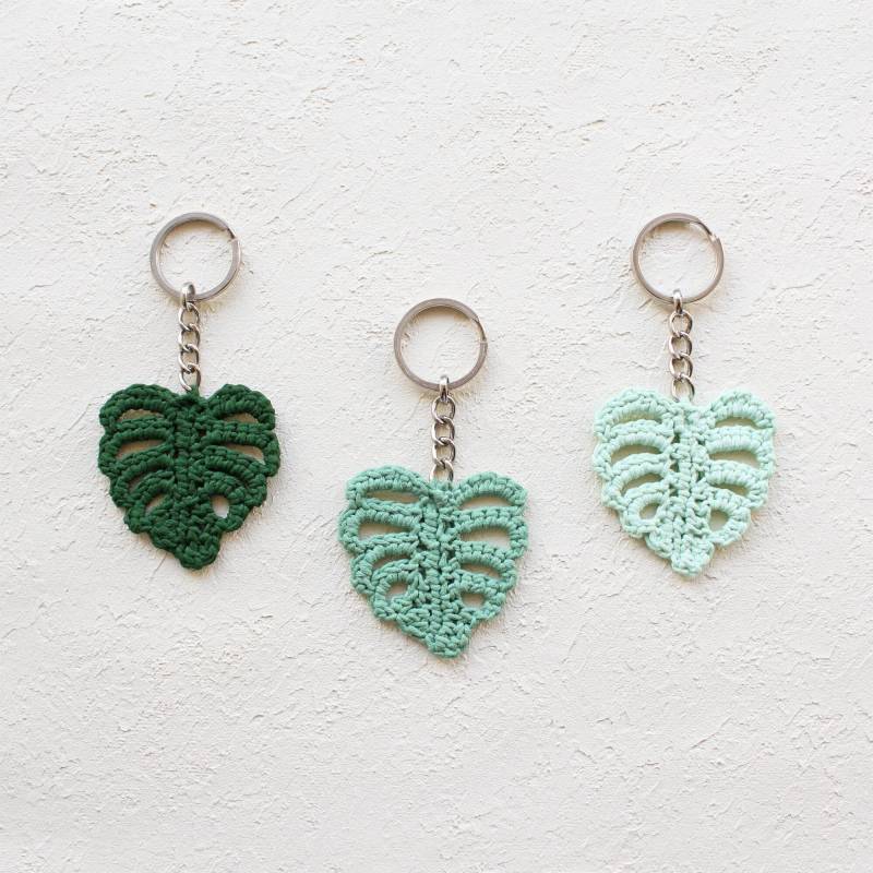 Monstera Blatt Schlüsselanhänger, Häkeln Blatt, Pflanze Liebhaber Geschenk, Charm, Brautjungfer Geschenke von MarushKnittedGoods