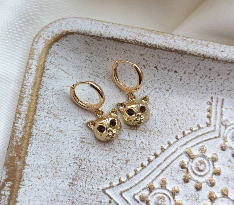 14K Gold Plated Cat Kitty Dark Red Eye Earrings Huggie Hoops Huggies Ohrringe Ohrhänger Gift Idea Golden Crystal Waterproof Jewelry von MarvelousMaCreations