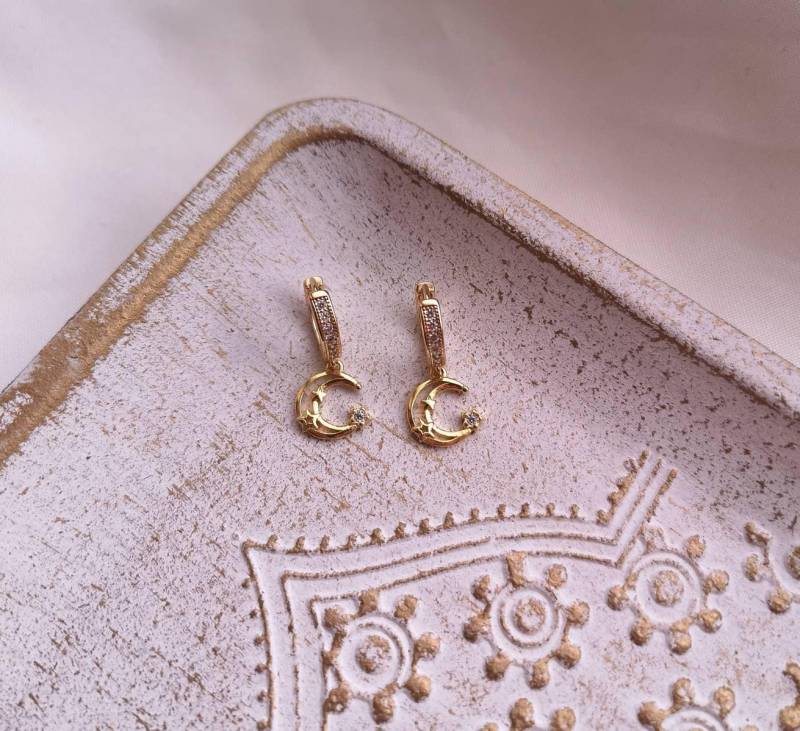 14K Gold Plated Celestial Halbmond Crescent Moon Angels Huggie Hoops Huggies Ohrringe Ohrhänger Earrings For Her Golden Elegant Waterproof von MarvelousMaCreations