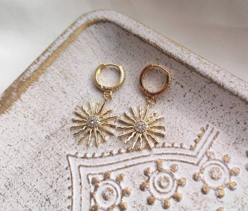 14K Gold Plated Celestial Sun Rays Angels Huggie Hoops Huggies Ohrringe Ohrhänger Earrings For Her Golden Elegant Waterproof Valentines Day von MarvelousMaCreations