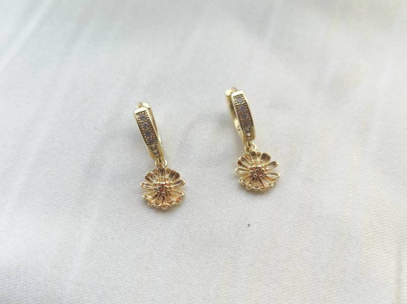 14K Gold Plated Cute Daisy Daisies Huggie Hoops Huggies Ohrringe Ohrhänger Earrings Birthday Gift Idea For Her Golden Elegant Waterproof von MarvelousMaCreations