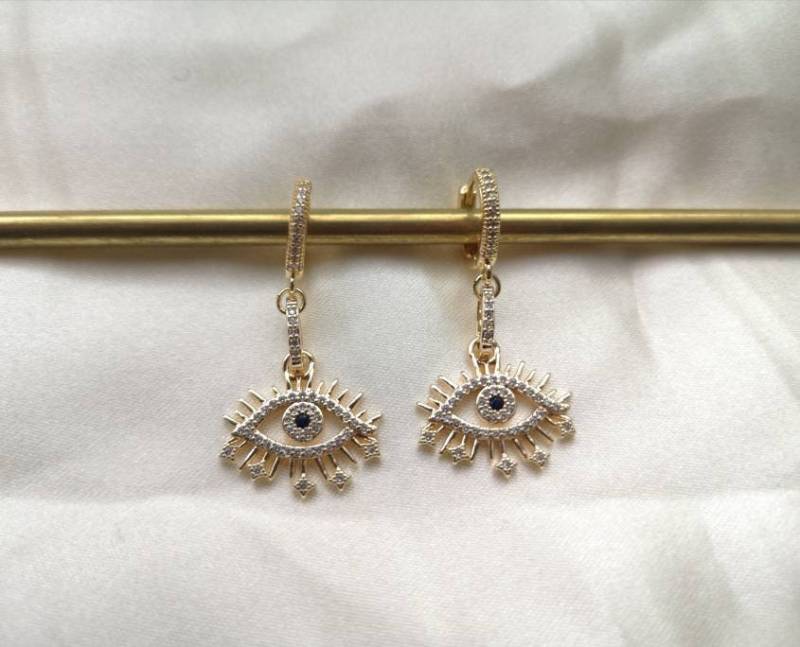 14K Gold Plated Cute Huggie Hoops All Seeing Eye Huggies Ohrringe Ohrhänger Earrings Birthday Gift Idea Golden 3rd Third Eyes Waterproof von MarvelousMaCreations