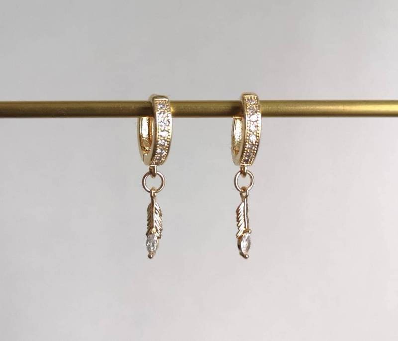 14K Gold Plated Cute Huggie Hoops Feather Feathers Huggies Feder Ohrringe Ohrhänger Earrings Birthday Gift Idea Golden Elegant Waterproof von MarvelousMaCreations
