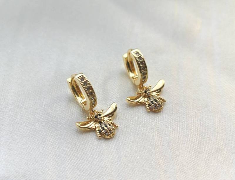 14K Gold Plated Cute Huggie Hoops Huggies Ohrringe Ohrhänger Earrings Birthday Gift Idea For Her Golden Elegant Crystal Biene Bee Bees von MarvelousMaCreations