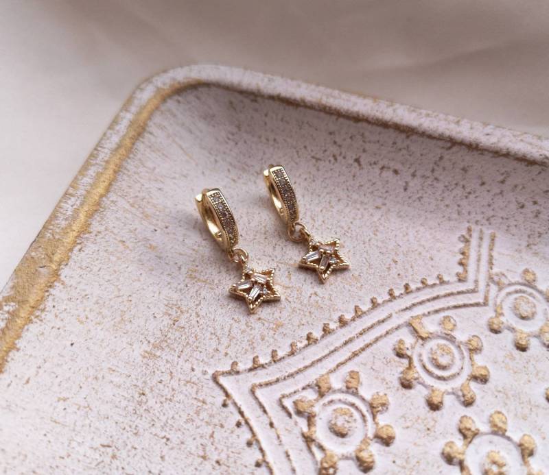 14K Gold Plated Cute Huggie Hoops Star Huggies Stern Ohrringe Ohrhänger Earrings Birthday Gift Idea For Her Golden Elegant Stars Waterproof von MarvelousMaCreations