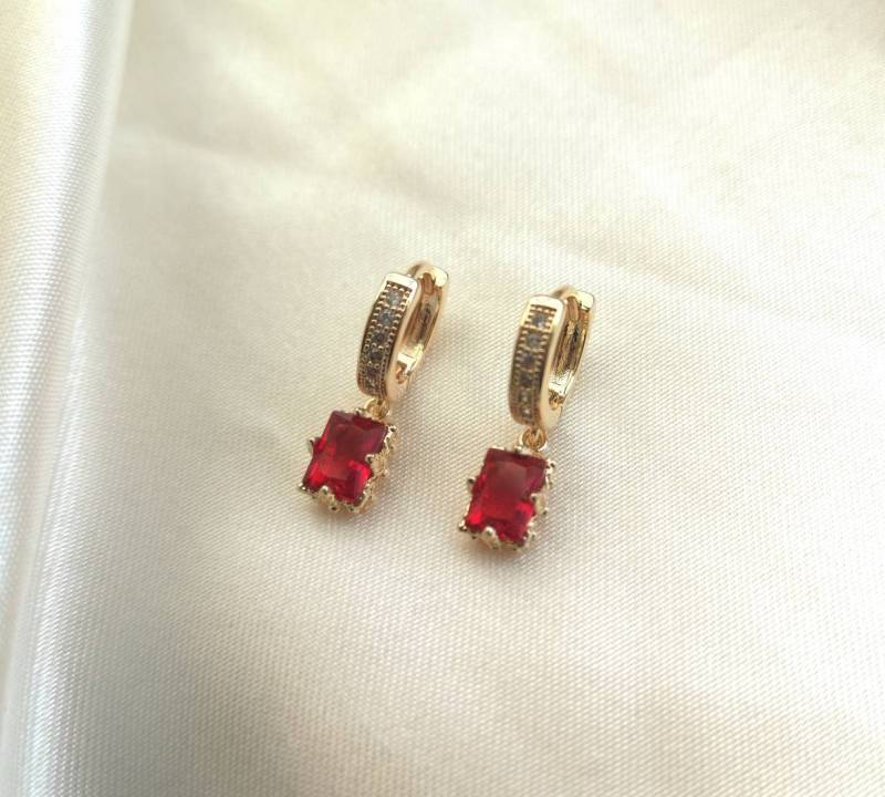 14K Gold Plated Earrings Huggie Hoops Huggies Ohrringe Ohrhänger Gift Idea Golden Elegant Square Red Crystal Waterproof Jewelry von MarvelousMaCreations