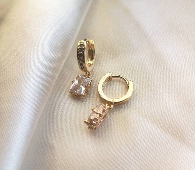 14K Gold Plated Earrings Huggie Hoops Huggies Ohrringe Ohrhänger Gift Idea Golden Elegant Square White Crystal Waterproof Jewelry von MarvelousMaCreations
