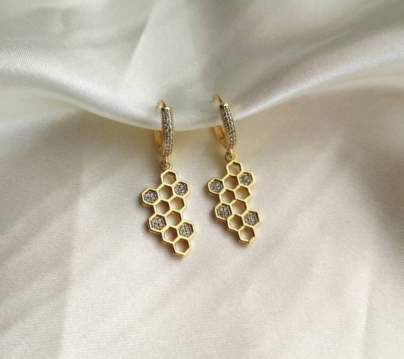 14K Gold Plated Honey Bee Comb Huggie Hoops Huggies Ohrringe Ohrhänger Earrings For Her Golden Elegant Waterproof Valentines Day Gift Idea von MarvelousMaCreations