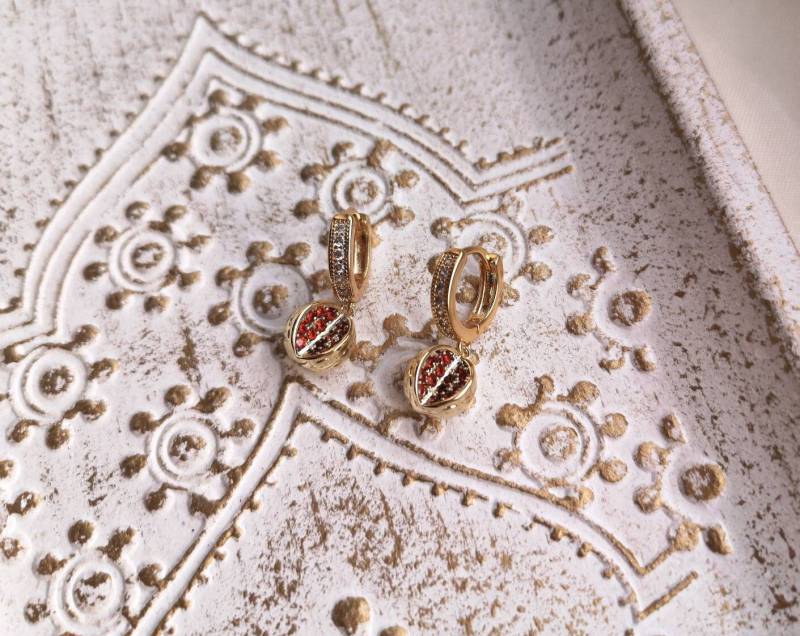 14K Gold Plated Red Watermelon Fruit Huggie Hoops Huggies Ohrringe Ohrhänger Earrings Birthday Gift Idea For Her Golden Elegant Waterproof von MarvelousMaCreations