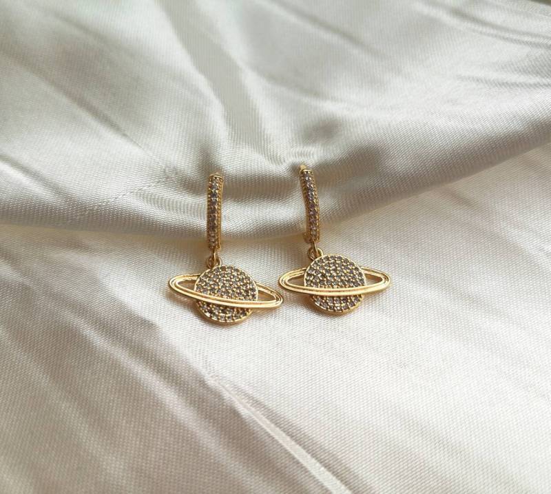 14K Gold Plated Saturn Planet Huggie Hoops Huggies Ohrringe Ohrhänger Earrings For Her Golden Elegant Waterproof Valentines Day Gift Idea von MarvelousMaCreations