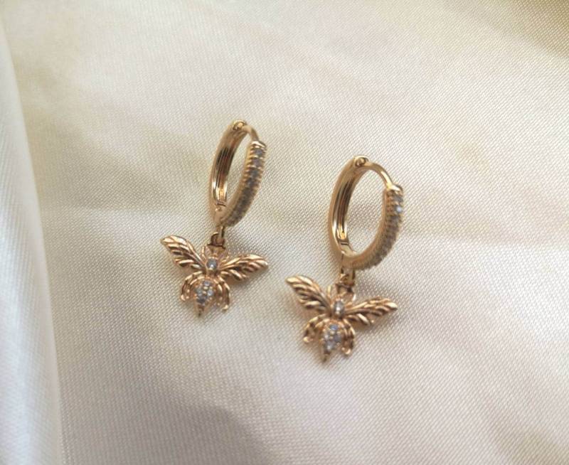 14K Gold Plated Wasp Earrings Bee Huggie Hoops Huggies Ohrringe Ohrhänger Gift Idea For Her Golden Crystal Waterproof Jewelry von MarvelousMaCreations