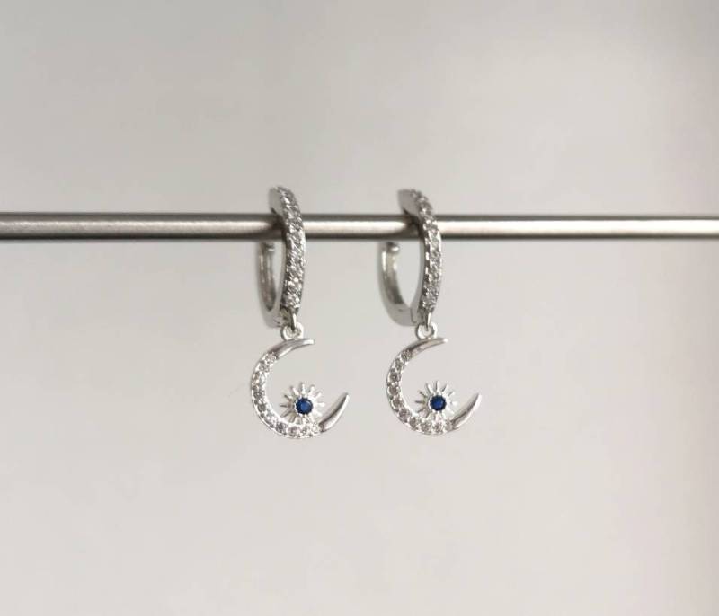 925 Sterling Silver Celestial Halbmond Blue Star Crescent Moon Angels Huggie Hoops Huggies Ohrringe Ohrhänger Earrings Elegant Waterproof von MarvelousMaCreations