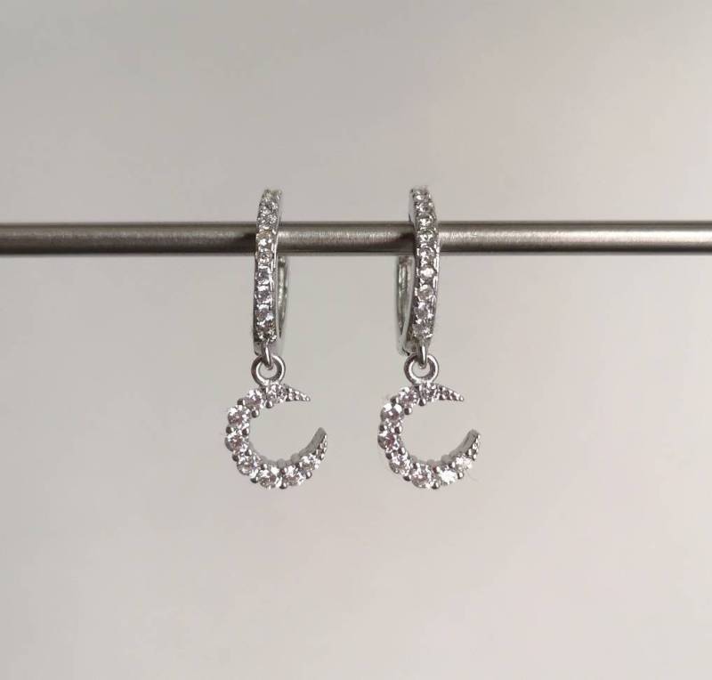 925 Sterling Silver Celestial Halbmond Crescent Moon Moons Stars Angels Huggie Hoops Huggies Ohrringe Ohrhänger Earrings Elegant Waterproof von MarvelousMaCreations