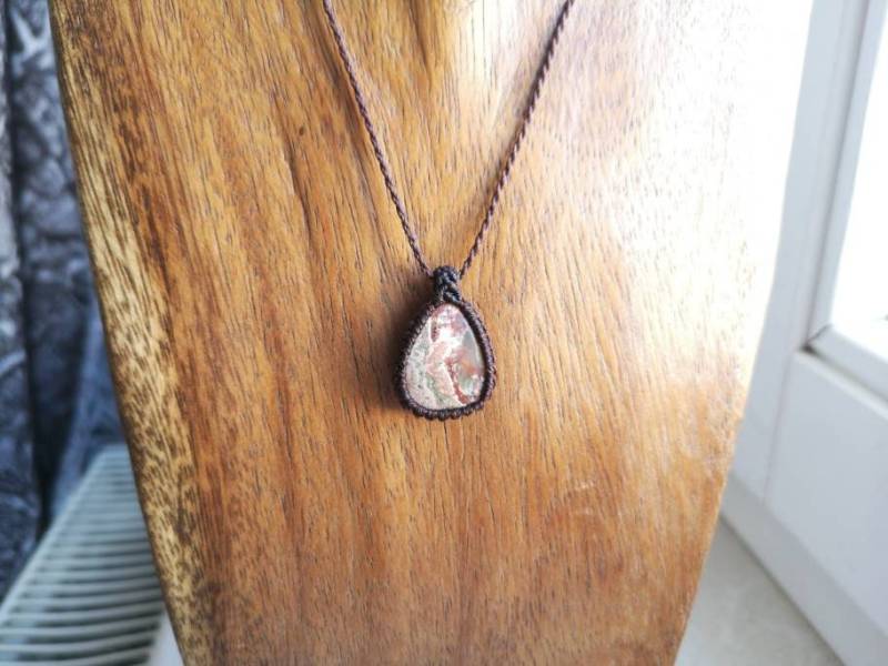 American Fire Opal Heilstein Kette Anhänger Macrame Makramee Macramee Crystal Cabochon Edelstein Heilung Geschenk Hippie Opalized Feuer von MarvelousMaCreations