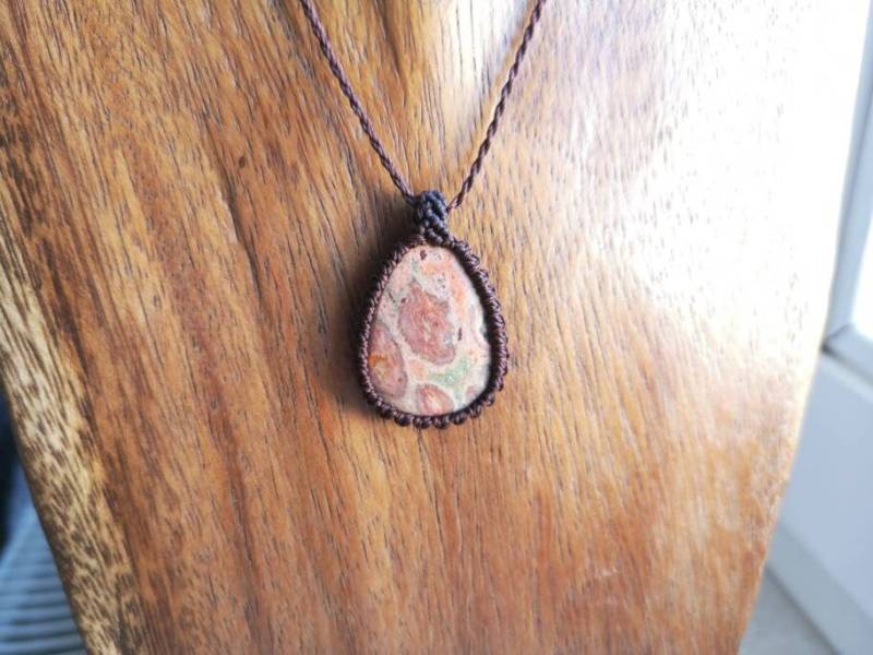 American Fire Opal Heilstein Kette Anhänger Macrame Makramee Macramee Crystal Cabochon Edelstein Heilung Geschenk Hippie Opalized Feuer von MarvelousMaCreations