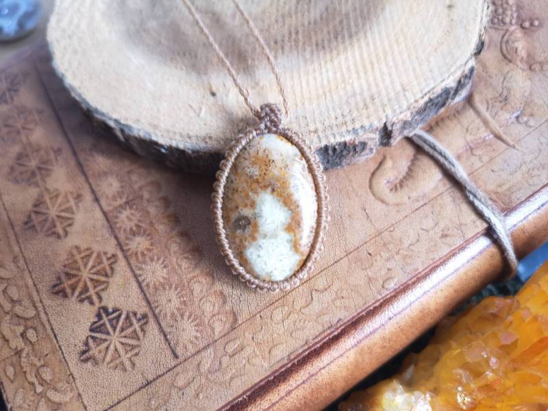 Beautiful Fossil Heilstein Kette Anhänger Crystal Edelstein Heilung Geschenk Macramee Macrame Makramee Muttertag Druzy Unique Gift Idea von MarvelousMaCreations