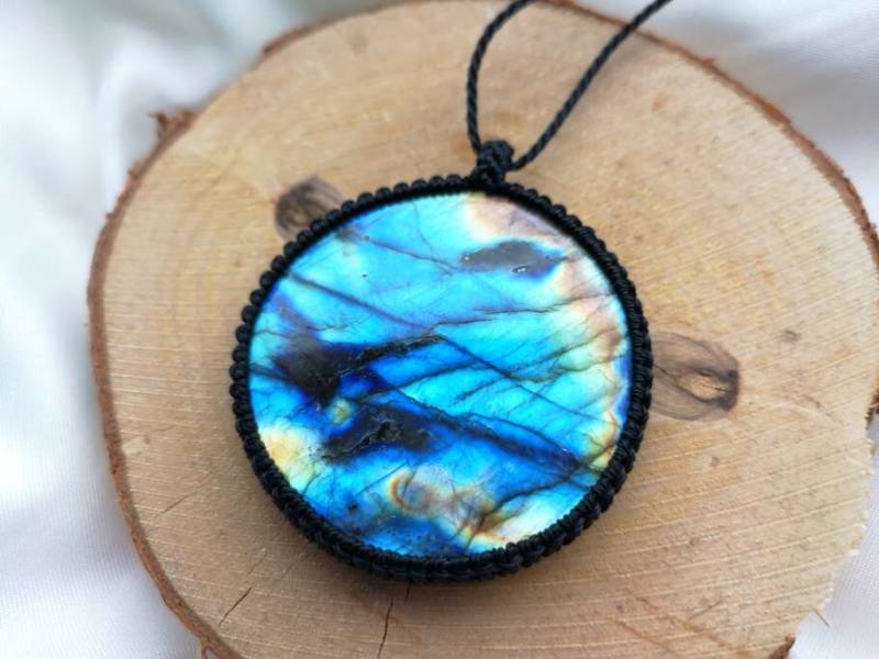 Big Blue Labradorite Necklace Macrame Große Blaue Labradorit-Kette Makramee Macramee Crystal Edelstein-Kette Heilstein Multicolor Round von MarvelousMaCreations
