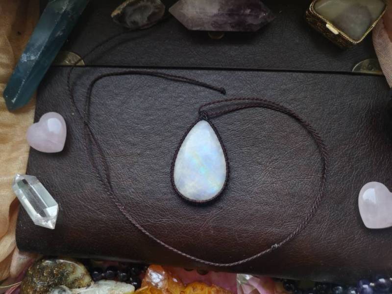 Big Moonstone Kette Anhänger Macrame Makramee Macramee Crystal Edelstein Heilstein Heilung Labradorite Boho Moonstone Mondstein Hippie Wicca von MarvelousMaCreations