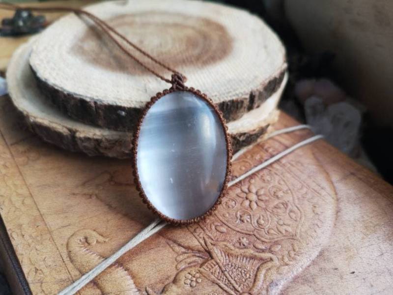 Big Selenit Selenite White Birth Stone Kette Anhänger Macrame Makramee Macramee Cabochon Heilung Geschenk Hippie Boho Heilsteinkette Wicca von MarvelousMaCreations