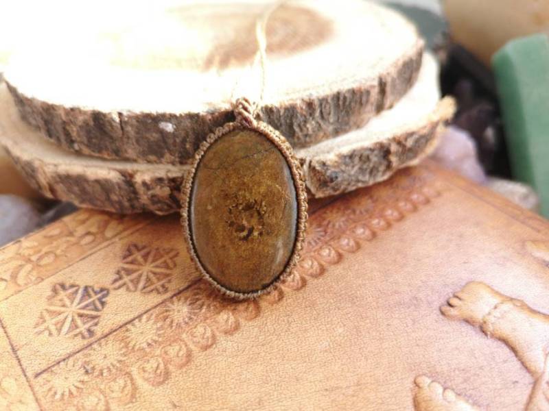 Bronzite Bronzit Heilstein Kette Anhänger Macrame Makramee Macramee Crystal Natural Heilung Geschenk Hippie Boho Wicca Heilsteinkette von MarvelousMaCreations