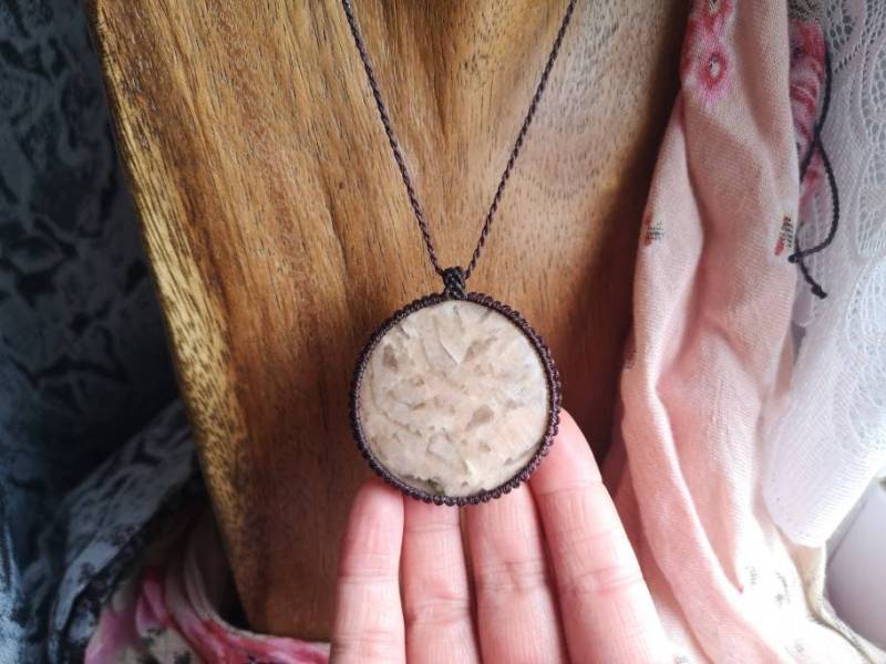Calcite Calcit Heilstein Kette Anhänger Macrame Makramee Macramee Crystal Natural Edelstein Heilung Geschenk Hippie Boho Beige Birthday Gift von MarvelousMaCreations