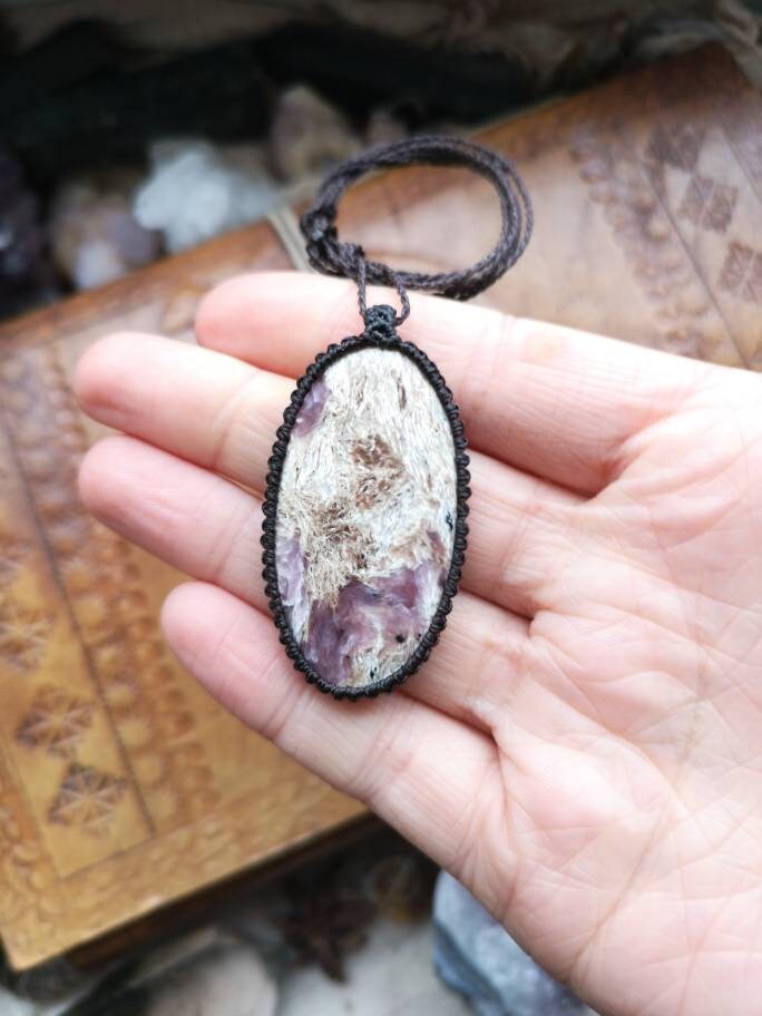 Charoit Charoite Violet Stone Kette Anhänger Macrame Makramee Macramee Crystal Natural Edelstein Heilung Geschenk Hippie Boho Heilstein von MarvelousMaCreations