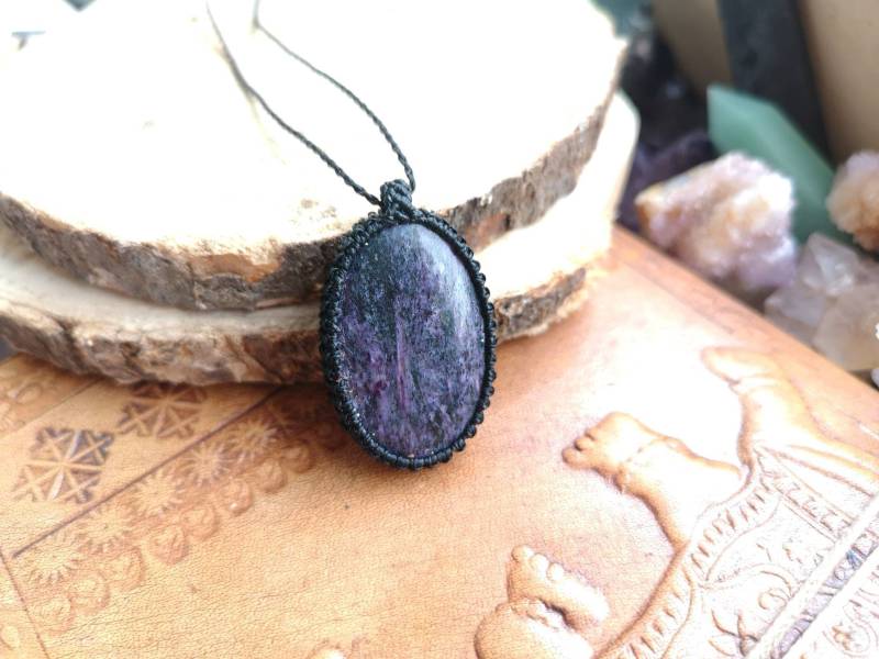 Charoit Charoite Violet Stone Kette Anhänger Macrame Makramee Macramee Crystal Natural Edelstein Heilung Geschenk Hippie Boho Heilstein von MarvelousMaCreations