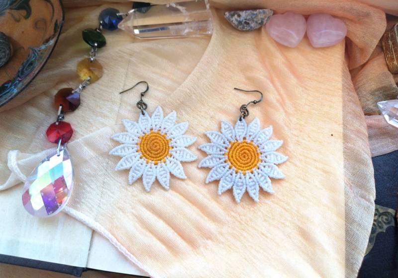 Daisy Gänseblümchen Ohrringe Ohrhänger Earrings Macrame Makramee Macramee Nature Boho Geschenk Geburtstag Sunflower Summer Margherita Flower von MarvelousMaCreations