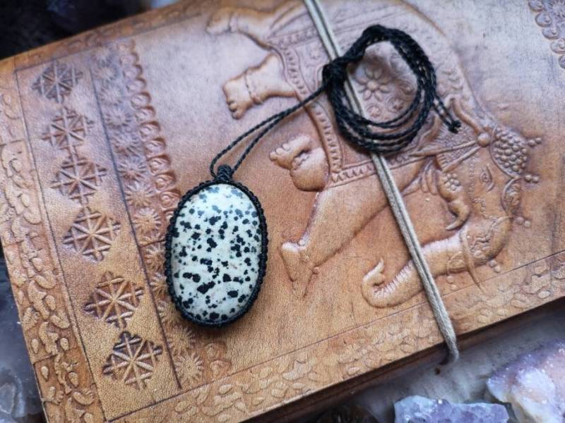 Dalmatien Dalmatian Jasper Jaspis Heilstein Kette Anhänger Macrame Makramee Macramee Crystal Natural Edelstein Heilung Geschenk Hippie Boho von MarvelousMaCreations